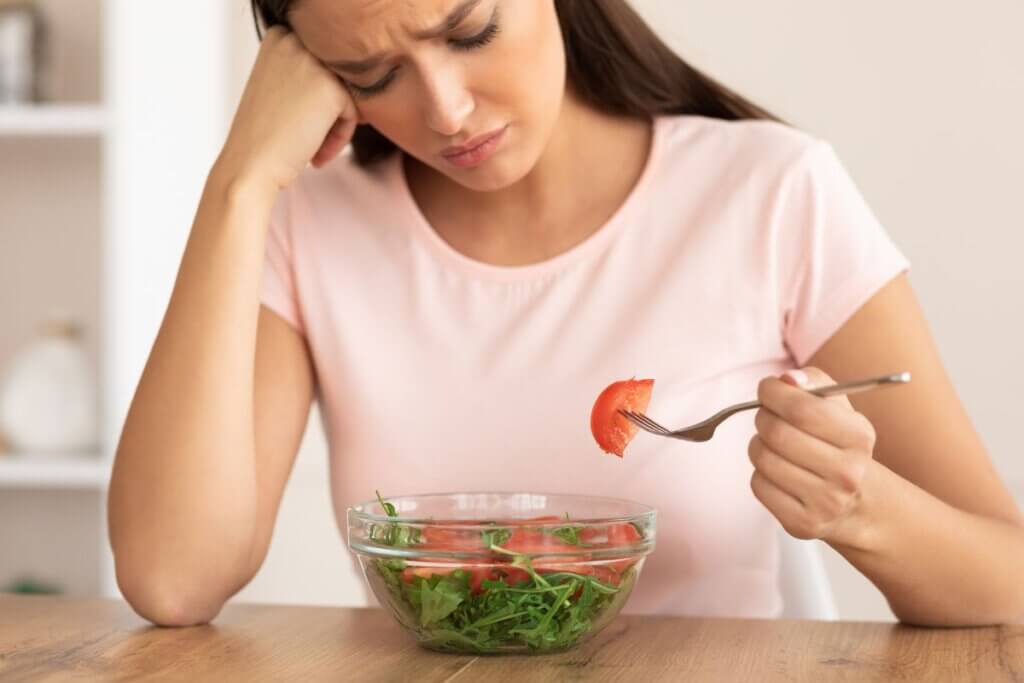 dieta i odporość, kobieta z grymasem nad miską warzyw