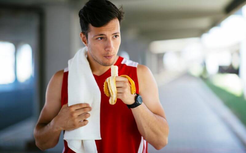sportowiec, banan, okno anaboliczne, posiłek po treningu